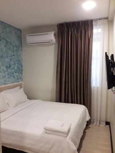 Ένα ή περισσότερα κρεβάτια σε δωμάτιο στο Pantai Inn Kota Kinabalu