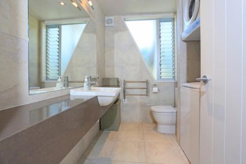 Nikau Apartments Waiheke Island tesisinde bir banyo