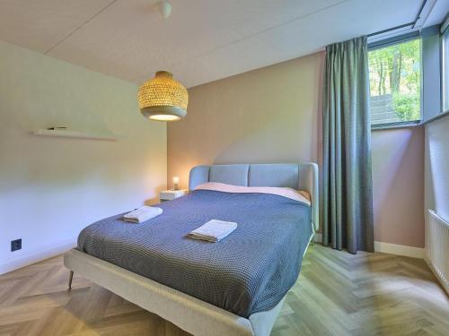 ein Schlafzimmer mit einem Bett, auf dem zwei Handtücher liegen in der Unterkunft De Douglas in Soesterberg