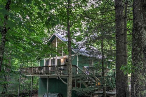 a tree house in the middle of the forest at Benzine Farm in Beech Mountain