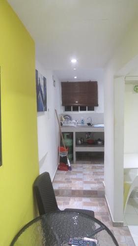 a dining room with a table and a kitchen at Posada J&J Forbes - 2 in San Andrés