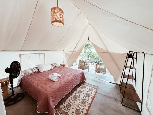 a bedroom with a bed in a tent at Glamping Kunna Tayrona in El Zaino