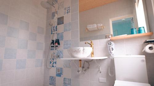 Bilik mandi di Flying in Sunny Day B&B