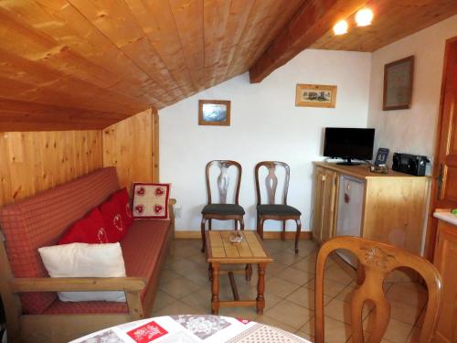 a living room with a couch and two chairs at Chambres d'hôtes les Terrasses de Varme in Sallanches