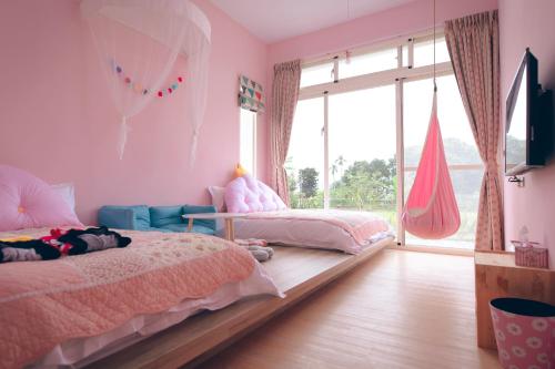 Televisyen dan/atau pusat hiburan di Flying in Sunny Day B&B
