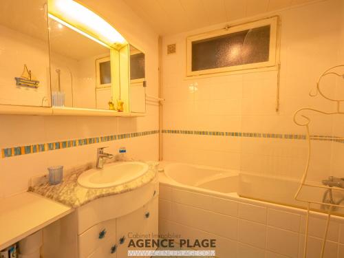 Studio face mer avec balcon et cuisine équipée