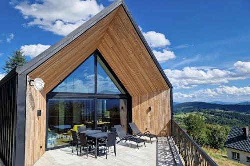 House with a garden and a view of the mountains