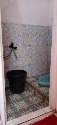 a bathroom with a tub and a toilet in a room at Mutiara Dieng in Wonosobo