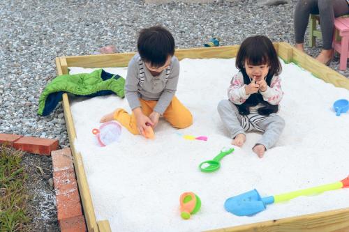 Kanak-kanak yang menginap di Flying in Sunny Day B&B