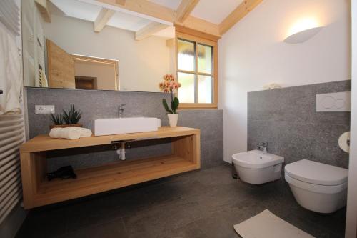 A bathroom at Apartments Im Winkl