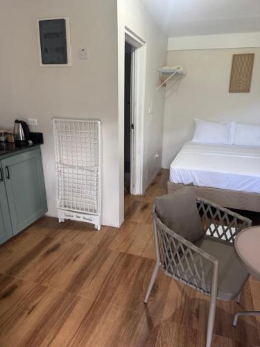 ein Schlafzimmer mit einem Bett, einem Tisch und einem Stuhl in der Unterkunft Studio Flat in Dominika