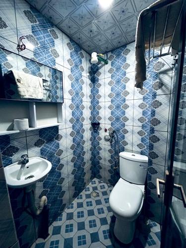 a bathroom with a toilet and a sink at FOCUS hotel in Baham