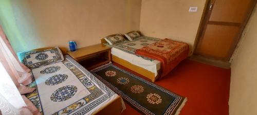 a room with two beds with plates on them at Mochilero Eyrie in Kaza