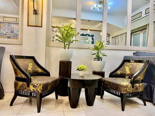 two chairs and a table in a lobby at Jupiter Homestay in Cabanatuan