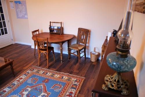 une salle à manger avec une table et des chaises dans l'établissement Les voisins de l'illet, à Ercé-près-Liffré