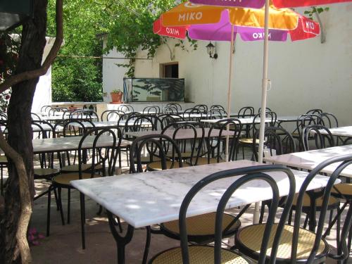 Un restaurante o sitio para comer en Chambres d'Hôtes Le Terminus