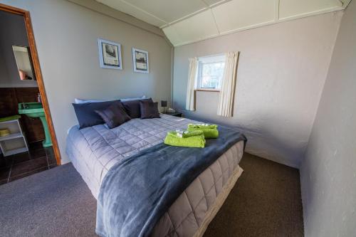 Säng eller sängar i ett rum på Waipiata Country Hotel