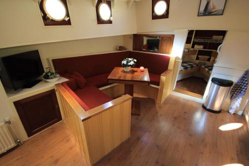 uma sala de estar com um sofá e uma mesa em Deo Annuente em Enkhuizen