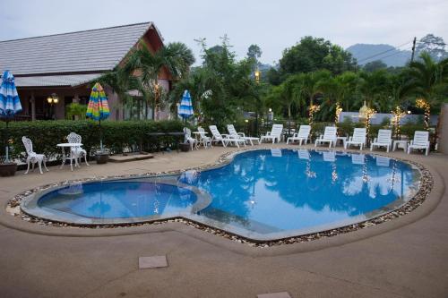 Bazén v ubytování Natural Samui Hotel nebo v jeho okolí