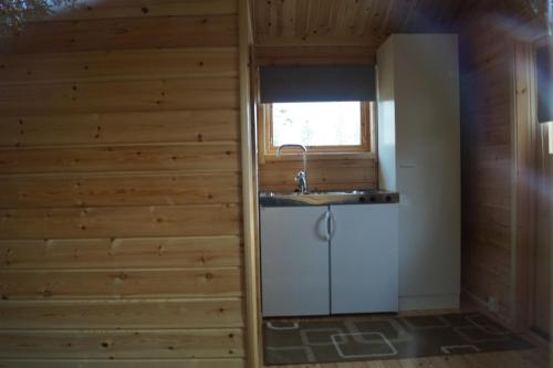 eine Küche mit einem Waschbecken und einem Fenster in der Unterkunft Myrkulla Lodge in Jerfojaur