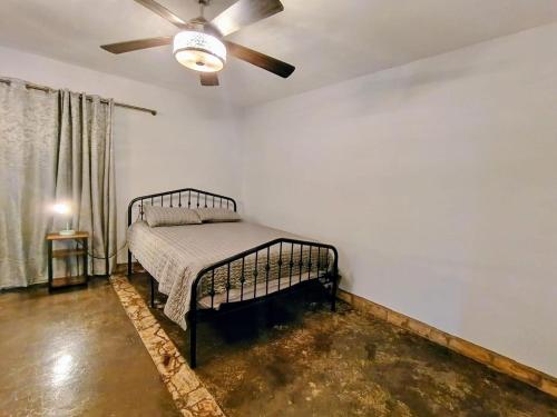 a bedroom with a bed and a ceiling fan at Casa Kanaph Reynosa 1 in Reynosa