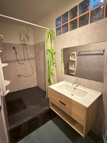 a bathroom with a sink and a shower at SouanSonBeachResort in Klaeng