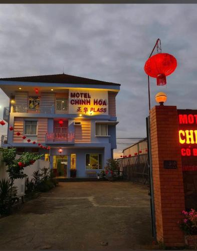a building with a sign that reads motel chilliao at Hotels Motel Nhà nghỉ CHINH HOA PLASS in Ấp Ray