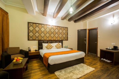 Cama ou camas em um quarto em New Orchid Lords Inn Gangtok