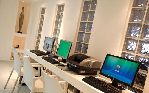 TV a/nebo společenská místnost v ubytování Anemi Hotel & Suites