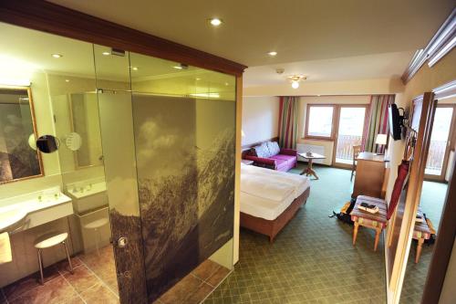 A bathroom at Das Pfandler Hotel