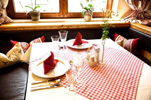 a table with a red and white checkered table cloth at Gletscher-Landhaus Brunnenkogel in Sankt Leonhard im Pitztal