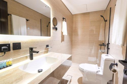 a bathroom with a sink and a toilet and a mirror at فندق سويتس لاين in Medina