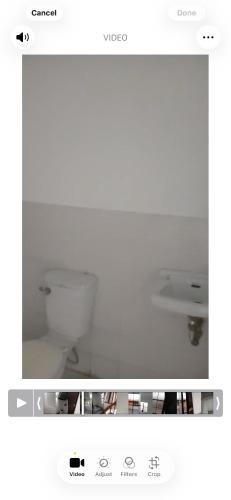 ein Bild eines Badezimmers mit Toilette und Waschbecken in der Unterkunft Zaragosa in Bulakan
