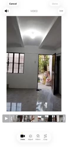 Ein Bild von einem Zimmer mit einer Person, die auf einem Sofa sitzt. in der Unterkunft Zaragosa in Bulakan
