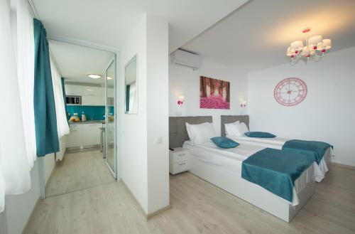 布加勒斯特豪华住宿公寓　的一间带床和镜子的白色卧室