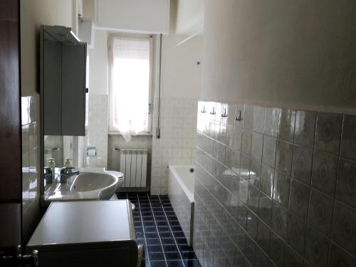 łazienka z umywalką, wanną i toaletą w obiekcie House Roxana by Holiday World w mieście San Bartolomeo al Mare