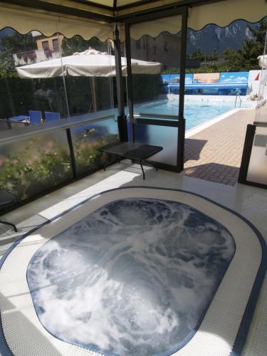 Bazén v ubytování Hotel Miorelli nebo v jeho okolí