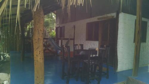 Un patio o zona al aire libre en Hostel Cattleya