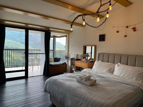 a bedroom with a bed and a balcony at 泰森會館 in Lugu Lake