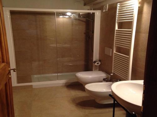 y baño con ducha, aseo y lavamanos. en Agriturismo Villa Dauphiné, en Bagno a Ripoli