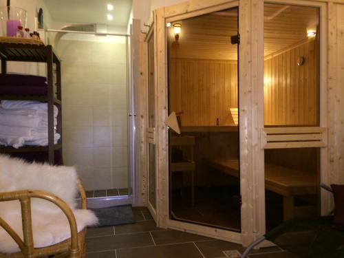フェンデルスにあるHaus Köhleのバスルーム(シャワー、シンク、鏡付)