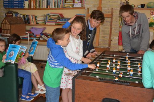 a group of children playing a game of chess at Bladelijn in Lampernisse