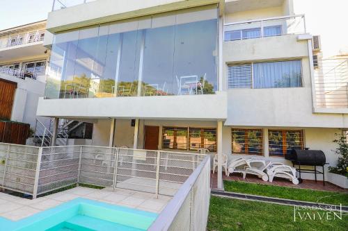 una casa con una piscina di fronte di Posada del Vaivén a Villa Carlos Paz