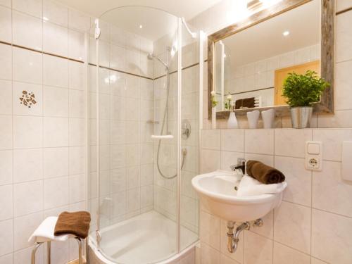 La salle de bains est pourvue d'un lavabo, d'une douche et de toilettes. dans l'établissement Alp-Chalet, à Bolsterlang