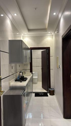 a kitchen with a sink and a counter top at شقق وجهة الوصول in Ar Rawshān