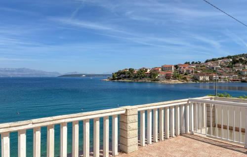 3 Bedroom Beach Front Apartment In Stomorska