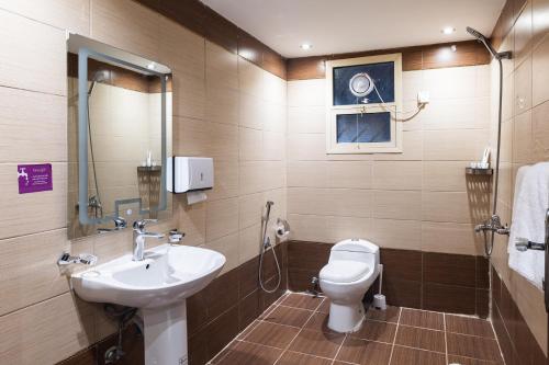 Баня в Taleen Serviced Apartments Al Aqiq- تالين العقيق للشقق المخدومة