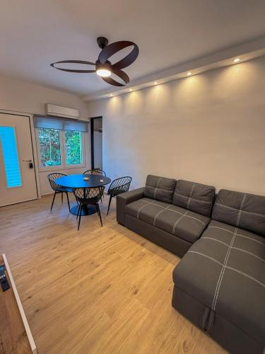 The locals Vouliagmeni square apartment