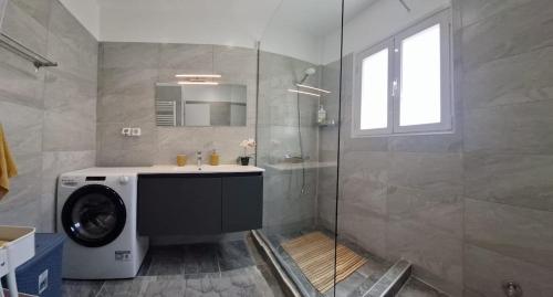a bathroom with a washing machine in a shower at Lemon House in Athens