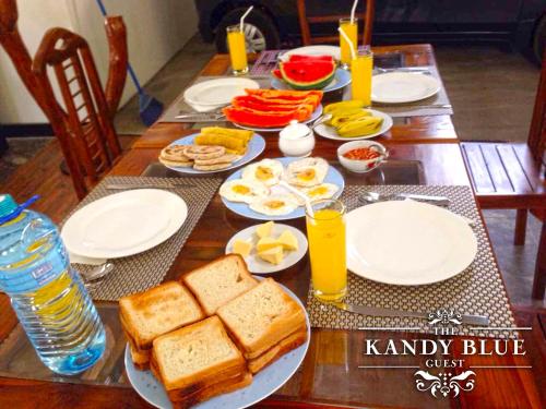 un tavolo con piatti di cibo, uova e pane tostato di Kandy Blue a Kandy